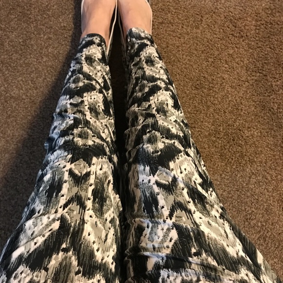 Abstract Black & White Print Palazzo Pants - Picture 3 of 7